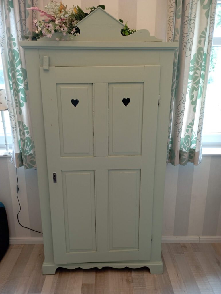 Restaurierter Schrank-Upcycling Projekt Miss Pompadour