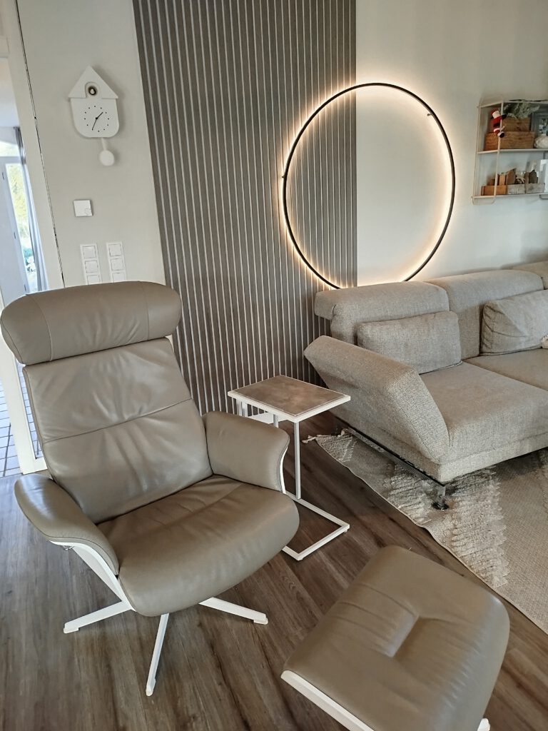 Hochwertiges Brühl Sofa vor einem Akustikpaneel