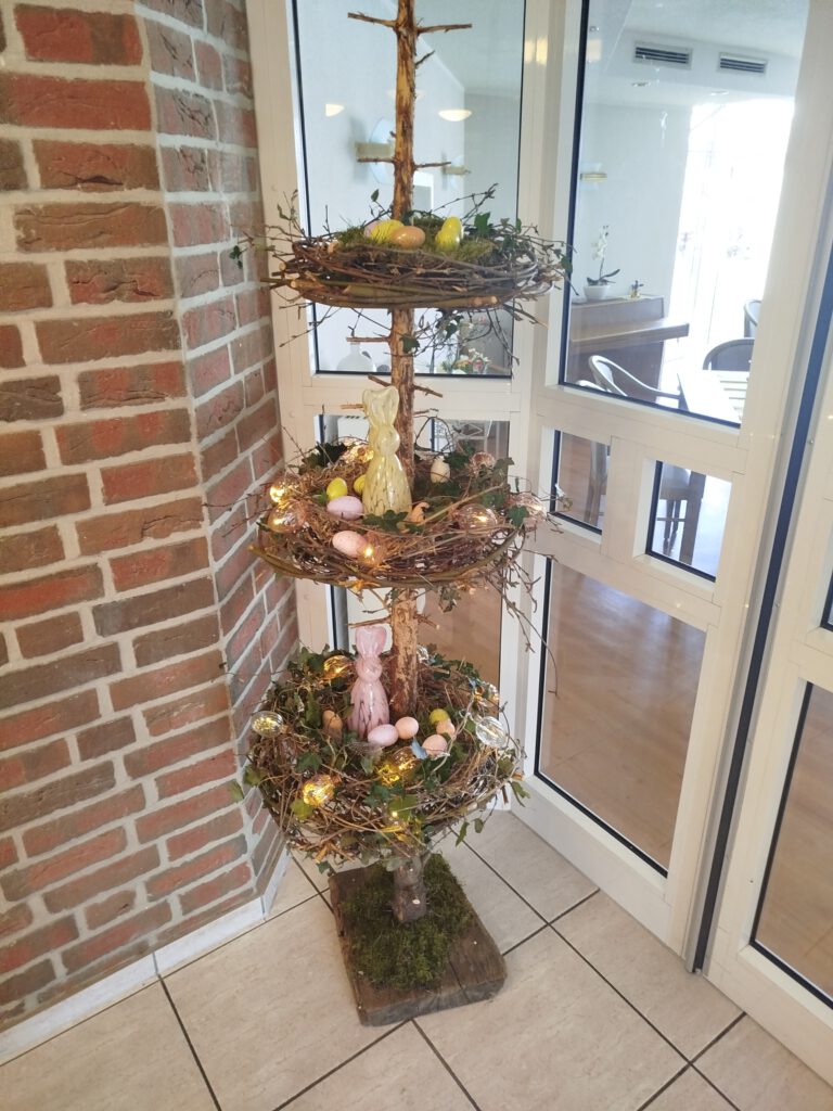 Weihnachtsbaum als Osterdeko recycelt