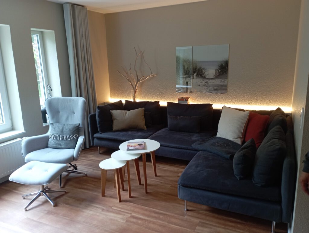 Indirekte Beleuchtung hinterm Sofa -Akzentbeleuchtung