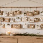 Selbst gebastelter Adventskalender aus Papiertüten und Schachteln an einem Ast