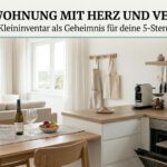 Helle, moderne Ferienwohnungs-Küche mit hochwertigem Kleininventar, Messerleiste, Kaffeestation und einem gedeckten Esstisch mit Blick auf die Küste – Tipps für die 5-Sterne-Einrichtung.