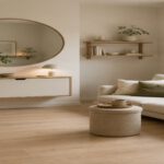 Kleines helles Zimmer mit rundem Spiegel, schmalem Sideboard und viel freier Bodenfläche