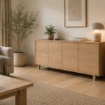 Aufgeräumtes Wohnzimmer mit Sideboard, Aufbewahrungskörben und gestapelten Boxen