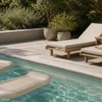 Schwimmende Gartenliegen: Der neue Trend für deinen Pool Pool mit zwei schwimmenden Liegen in Beige und Holzdeck mit Sonnenliegen