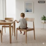 Stylisch wohnen trotz Chaos Kids? Diese Stühle halten alles aus! Kleines Kind klettert auf einen Holzstuhl am Esstisch